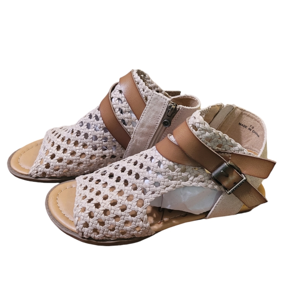 Women's Sandals. Blowfish.  Size 7.5 Off White/Cream. Excellent Condition